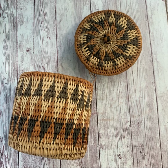 Traditional Zulu Basket Handmade in Africa 4 Inches Tall Has Lid Stunning - Picture 7 of 9